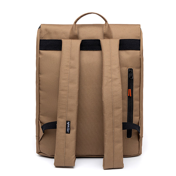 Parte de atrás de la mochila ecológica de plástico reciclado de la marca española Lefrik en color marrón camel con bolsillo y correas regulables