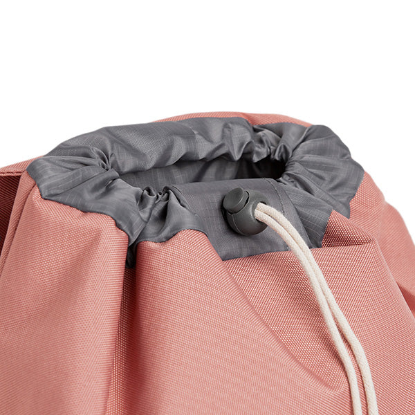 Primer plano del cierre con cordón de la mochila Mini Scout de Lefrik