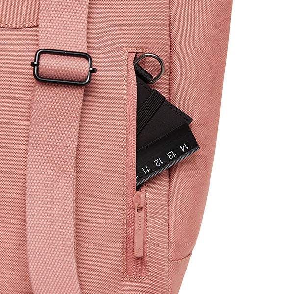 Primer plano del bolsillo con cremallera de la parte trasera de las mini mochilas de Lefrik
