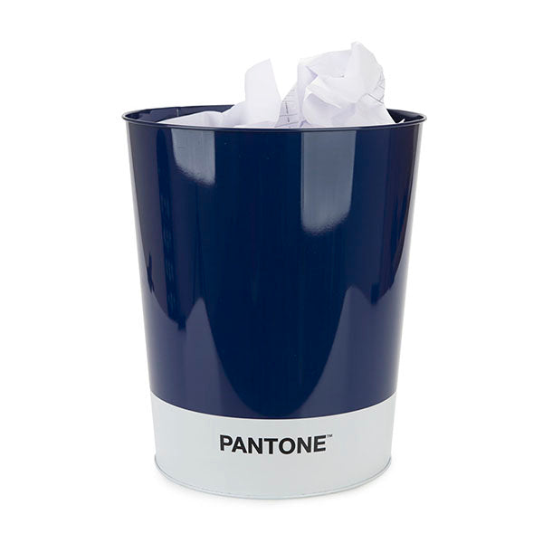 Papelera de metal azul oscuro de Pantone llena de papel