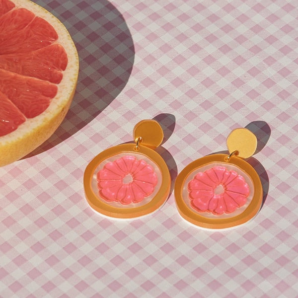 Pendientes de metacrilato hechos en España con forma de rodaja de pomelo