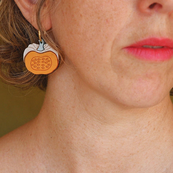 Marieta, de Mitumi, de frente con los pendientes de aro de metacrilato con forma de calabaza partida