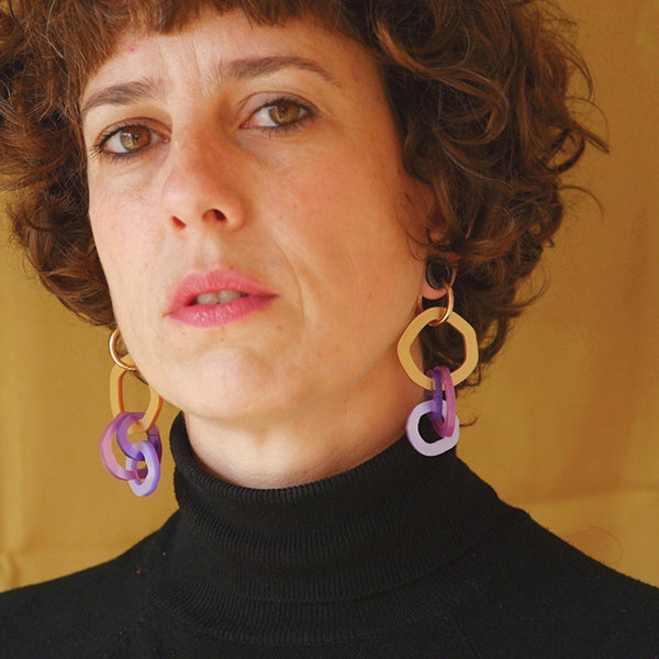 Mujer con pendientes de metacrilato con cuatro aros de colores