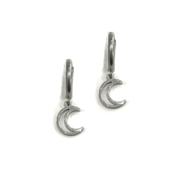 Pendientes de aro de acero con pequeño colgante en forma de media luna plateada