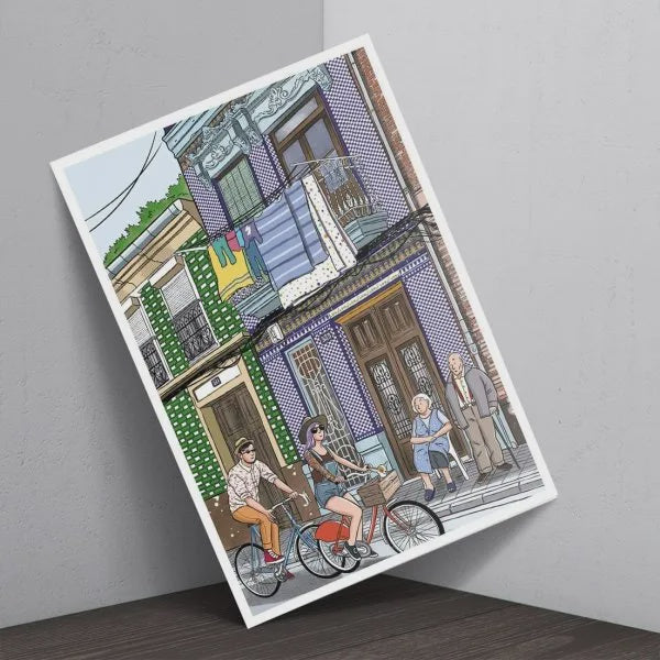 Postal con ilustración del Cabañal de Valencia en la que dos abuelos en la puerta de su casa miran asombrados a dos chicos en bicicleta con tatuajes y gorro