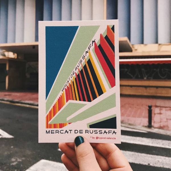 Mano sujetando una postal del Mercado de Ruzafa en Valencia