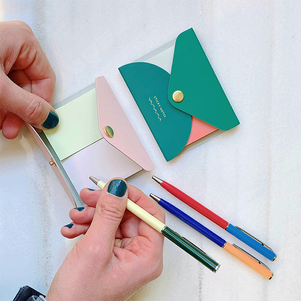 Escribiendo con bolígrafo de diseño de colores de los diseñadores Papier Tigre de París
