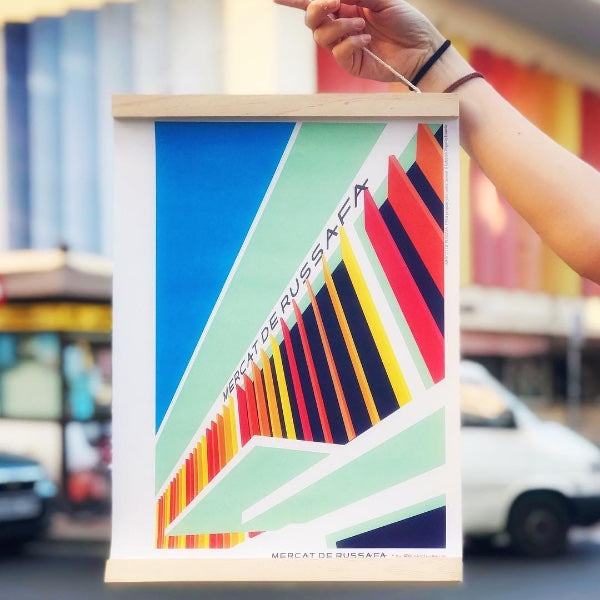 Chica sujeta un ilustración del Mercado de Ruzafa en Valencia