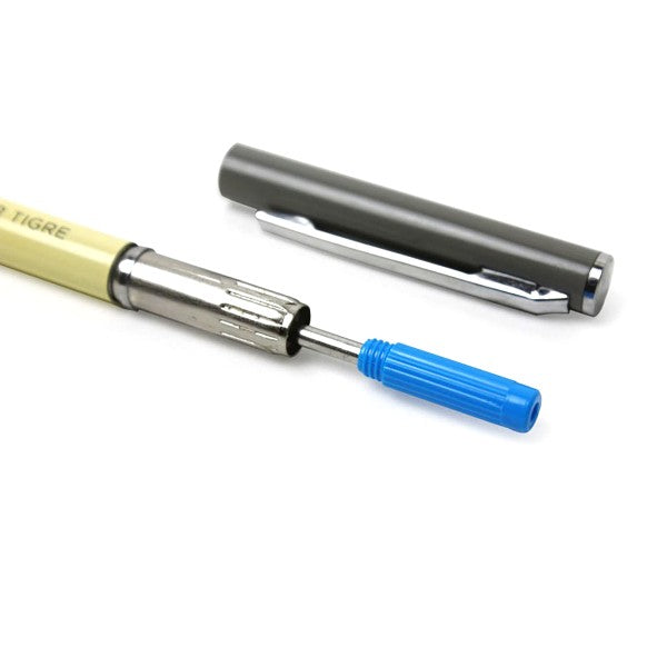 primer plano de un boli de papier trigre cemento y paja abierto y con un recambio de tinta azul para ponerse