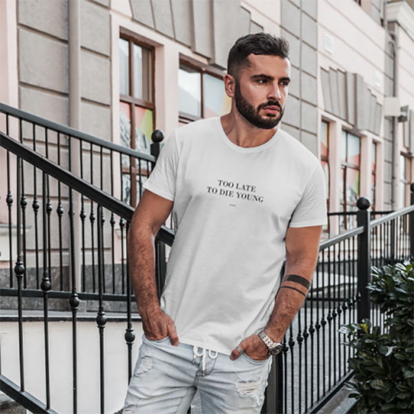 Camiseta humorística con la frase en inglés. "Demasiado tarde para morir joven."