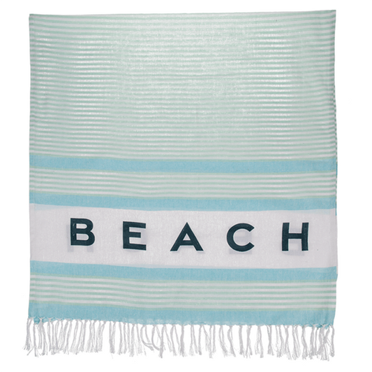 Toalla para playa blanca, azul y turquesa con la palabra beach impresa y flecos en los extremos