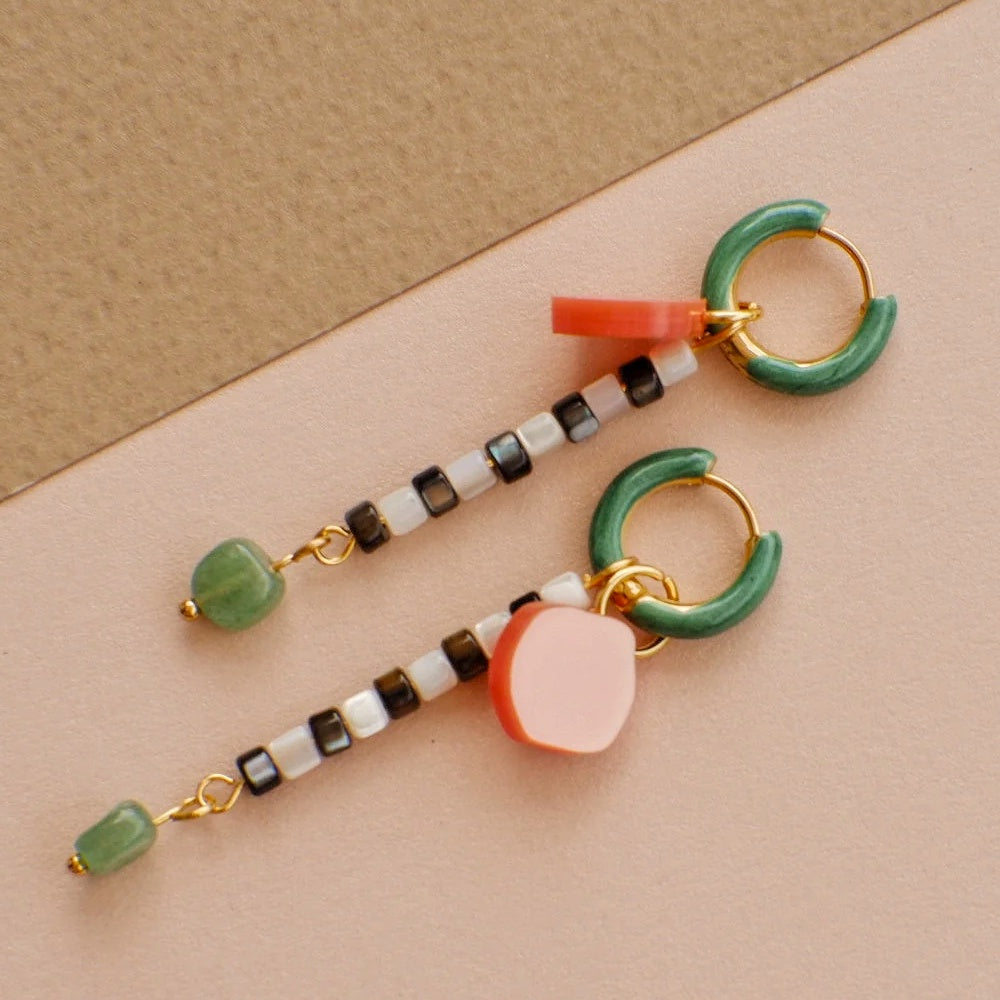Pendientes de Mitumi en blanco y negro, coral y verde