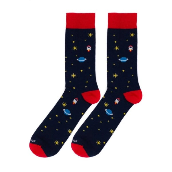 Calcetines hechos en España con estampado de estrellas, planetas y astronautas