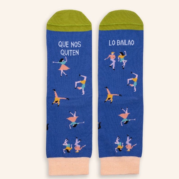 Calcetines que nos quiten lo bailao azules con dibujos de gente bailando