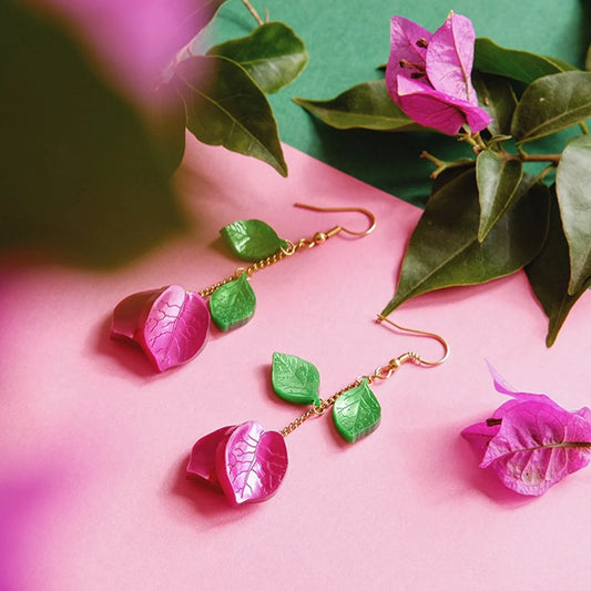 Pendientes en forma de buganvilla color rosa intenso y con dos hojas verdes de Mitumi