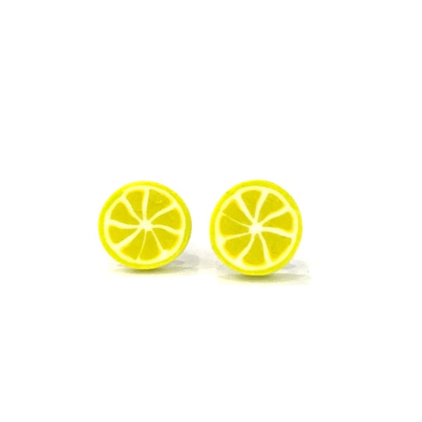 Pendientes amarillos con forma de rodaja de limón hechos de arcilla polimérica en Valencia