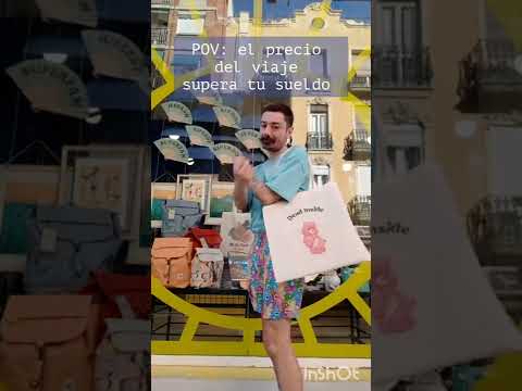 Un chico pasea por delante de un escaparate con distintas tote bags con frases y osos amorosos.