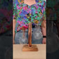 Una mujer monta la estación de propagación botánica Fleur, un soporte de madera con dos mini jarrones de cristal