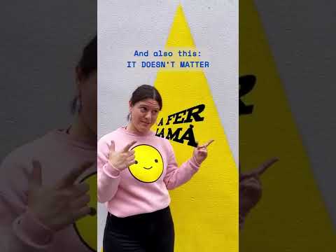Unas mujeres hablan sobre los distintos significados de la expresión A fer la mà. Una de ellas lleva una camiseta negra con la inscripción A fer la mà en blanco.
