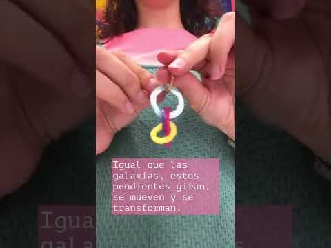 Una mujer enseña las diferentes combinaciones de los pendientes Galaxia, de Mitumi.