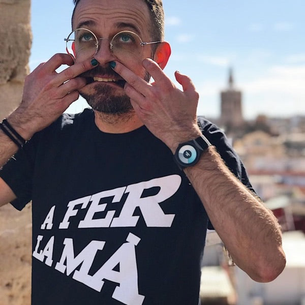 Persona haciendo muecas con la cara con una camiseta con el texto A FER LA MÀ de la tienda de Gnomo