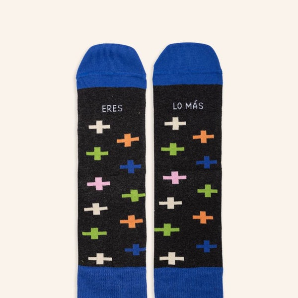 Calcetines eres lo mas negros con signos de suma en varios colores