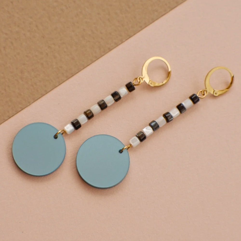 Pendientes largos de la marca valenciana Mitumi con línea en blanco y negro y círculo azul