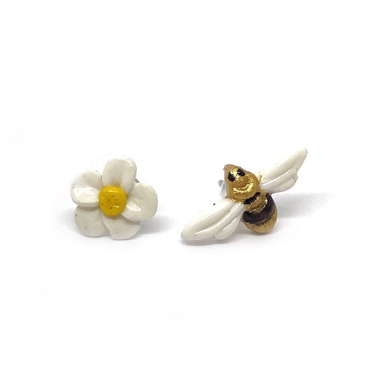 Pendientes asimétricos hevhos de arcilla polimérica, uno con forma de abeja y otro de margarita