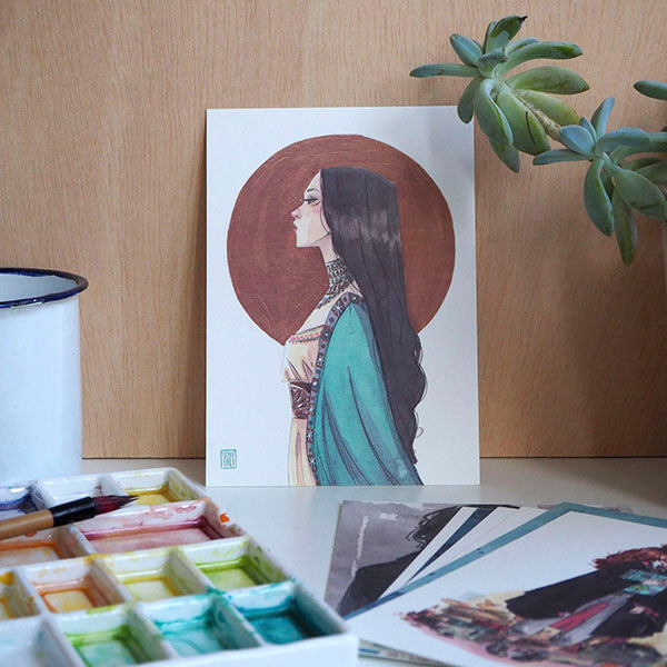 Ilustración de la maga Circe en el pack negro con ocho postales de la ilustradora Esther Gili