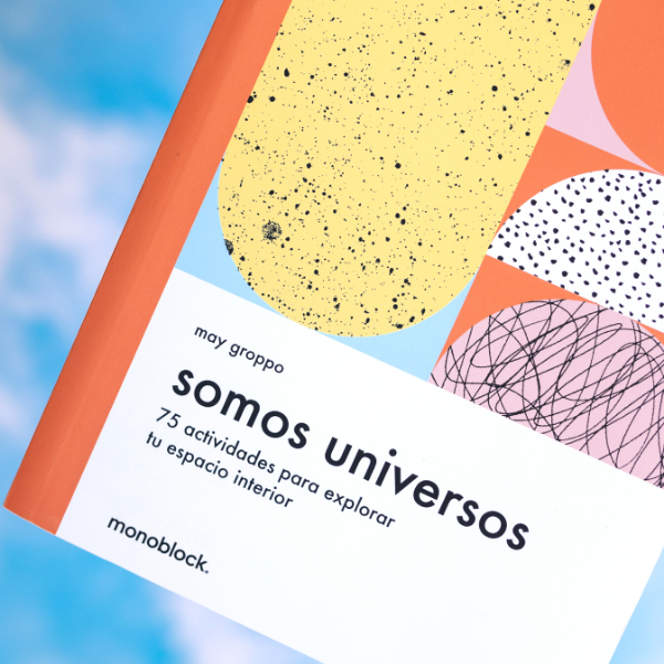 Portada del libro Somos Universos, con 75 actividades para explorar tu espacio interior de May Groppo sobre fondo de nubes