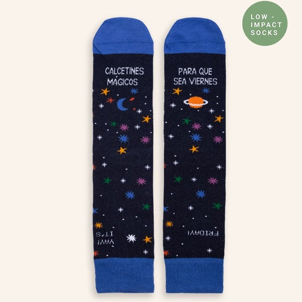 Calcetines azul marino con estampado de estrellas y el mensaje Calcetines mágicos para que sea viernes