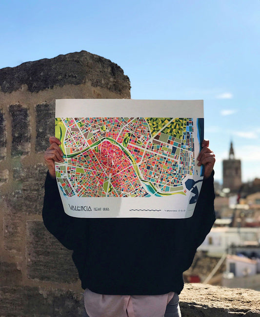 Esther en las Torres de Serrano de Valencia con la lámina Teixit Urbà de Atypical y el Miguelete al fondo