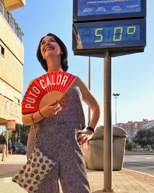 Esther, de Gnomo, en Sevilla a 50º con un abanico de Puto Calor rojo