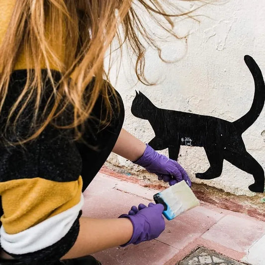 Siluetas de gatos negros de madera de la artista valenciana Julia LooL