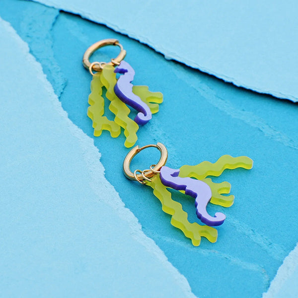 Pendientes Caballito de Mar de Mitumi en morado, con tres piezas con forma de alga verde que también cuelgan del aro