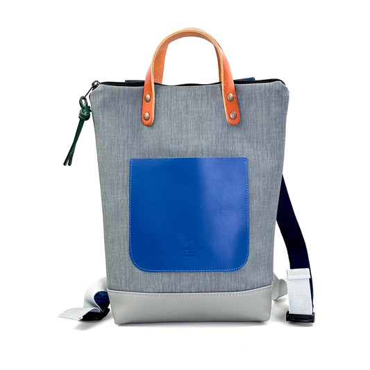 mochila gris y azul del diseñador Daniel Chong