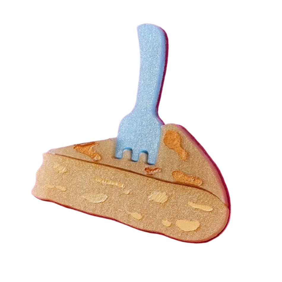 pin de un pincho de tortilla en metacrilato con un tenedor pinchado