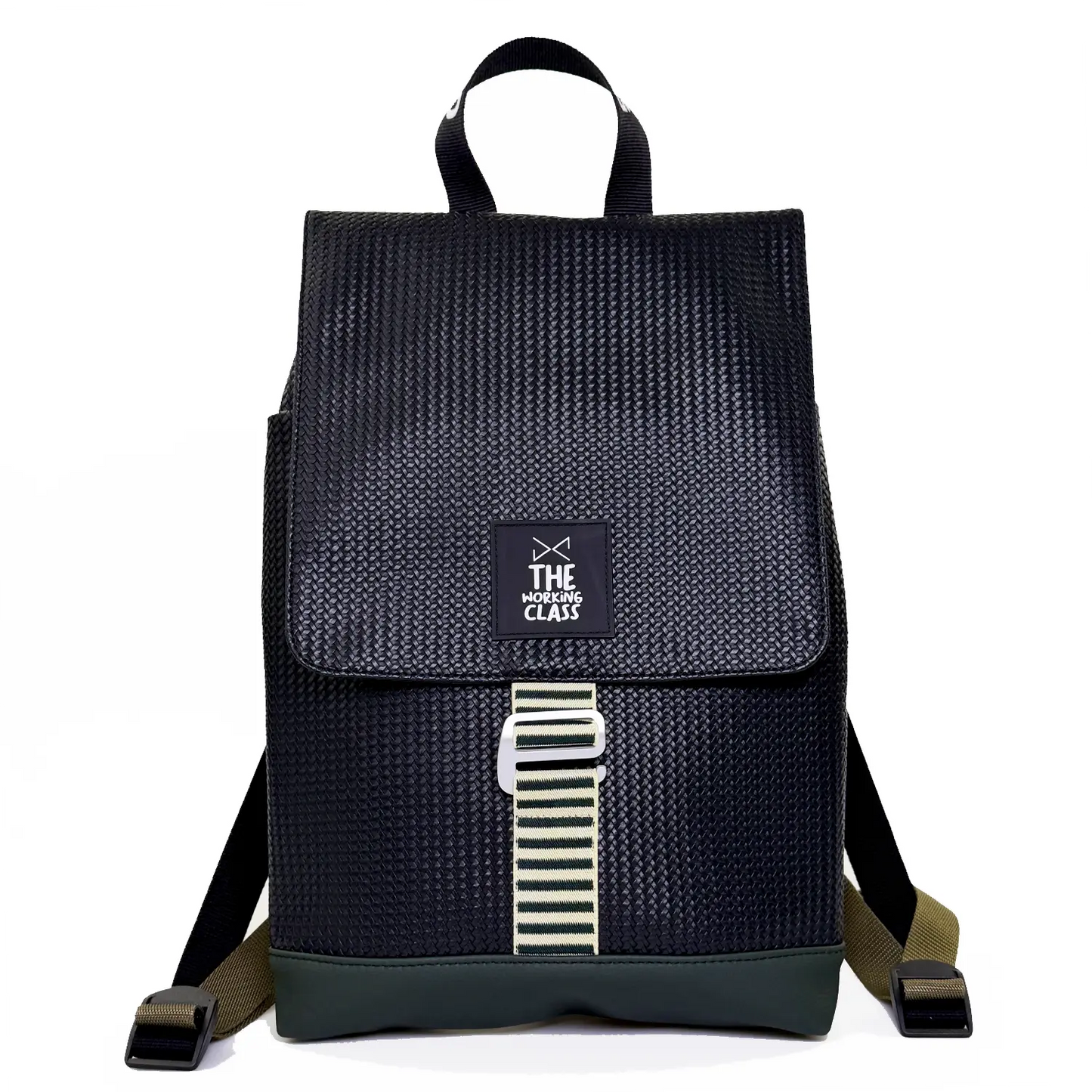 mochila de daniel chong the hook en color negro con textura de ratán sintético, con la base en color verde oscuro y una etiqueta en la solapa frontal con el texto the working class