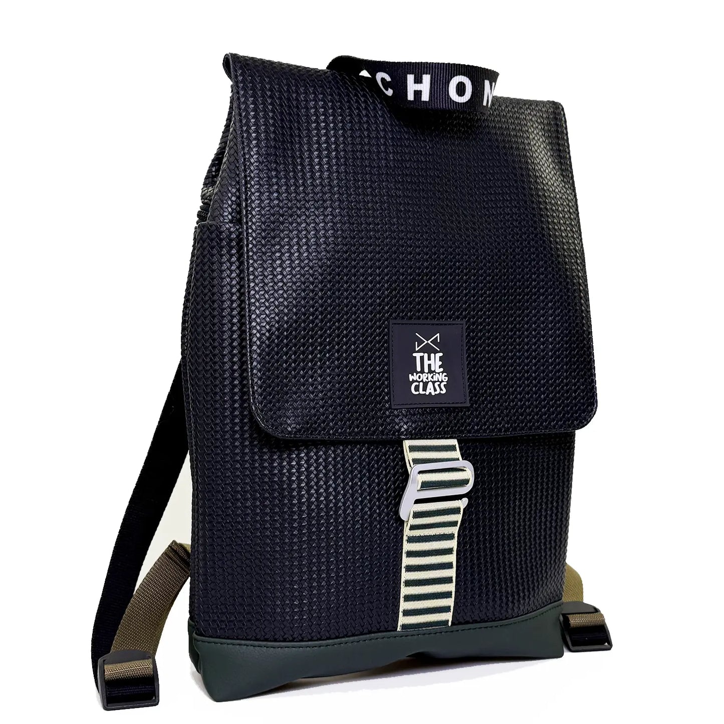 vista de medio lado de mochila de daniel chong the hook en color negro con textura de ratán sintético, con la base en color verde oscuro y una etiqueta en la solapa frontal con el texto the working class