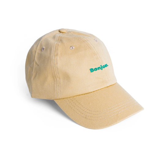 gorra de helio Ferretti en color beige camel con bordado verde con la palabra Bonjour.