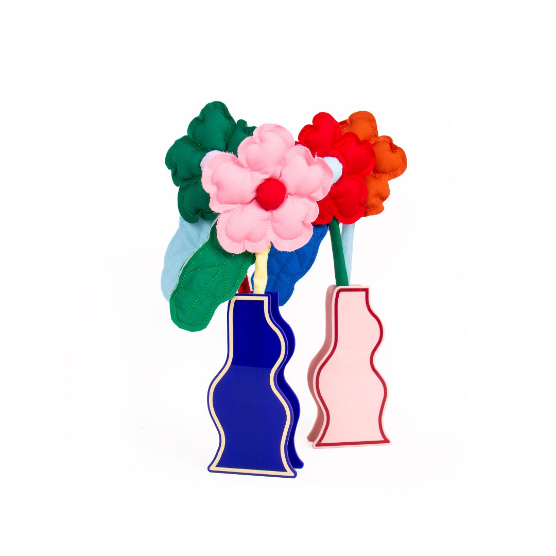 conjunto de flores decorativas en distintos colores y colocadas dentro de unos jarrones