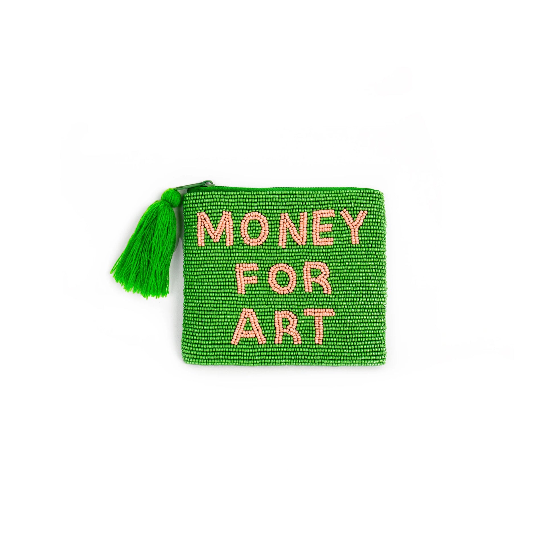 monedero pequeño con cuentas de color verde y el texto "money for art" en cuentas de color naranja. con una borla en color verde