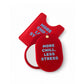 Espejo de bolsillo rojo de Helio Ferretti con tapa giratoria, mensaje More Chill, Less Stress y funda a juego.
