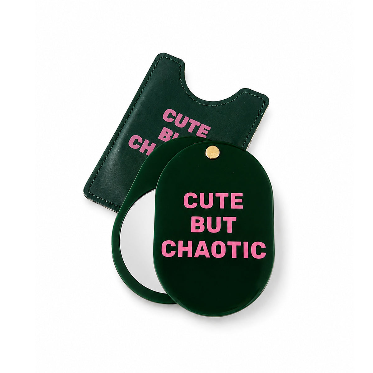 Espejo de bolsillo verde de Helio Ferretti con tapa giratoria, mensaje «Cute but Chaotic» en rosa y funda a juego.