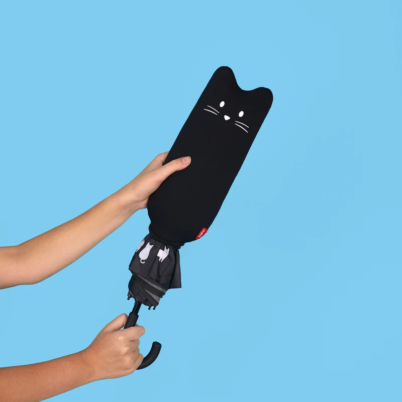 persona sacando el paraguas en forma de gato negro de balvi de su funda de neopreno