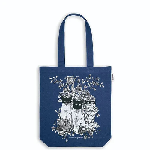 tote bag en color azul cobalto con el diseño de la artista Laura Agustí de tres gatos enmascarados y con unas flores por detrás