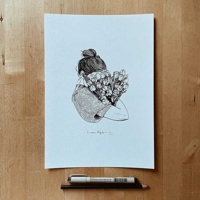 print de Laura Agustí impresa en papel, de una chica sujetando un ramo de flores
