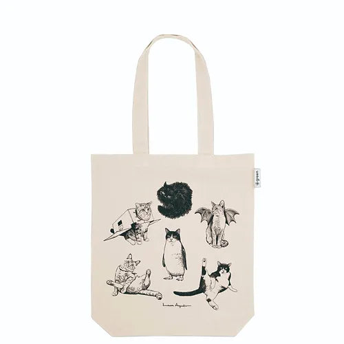 tote bag con el diseño Some cats de Laura Agustí donde aparecen cinco gatos en diferentes posiciones y uno con una caja de cartón enganchada, uno con alas de murciélago, y otro con el cuerpo de pingüino