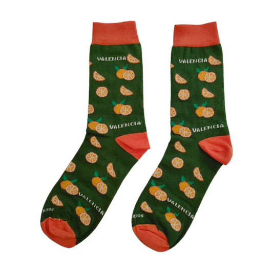 calcetines de media caña de la marca Sock and Co de color verde con naranjas estampadas y con el texto Valencia en blanco