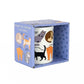 Taza de cerámica con estampado de gatos en diferentes posturas y el significado en su caja